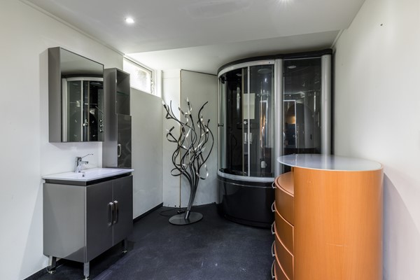 Foto - Te koop: Op een schitterende en rustige locatie in de geliefde villawijk "Moltbos" staat deze stijlvolle, vrijstaande villa met een uitzonderlijk royaal woonoppervlak.